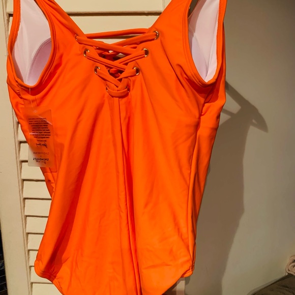 A real “wow” factor swimsuit - Picture 1 of 2
